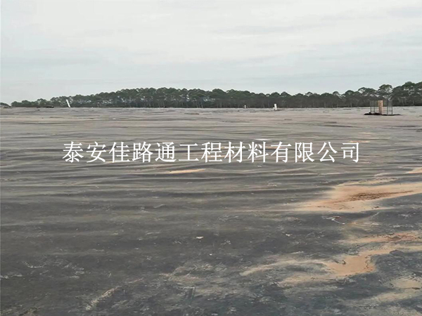 沼氣池黑膜運(yùn)輸“三字訣”：穩(wěn)、護(hù)、查